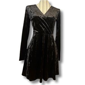 🆕 BLACK LONG SLEEVE VELVET DRESS
